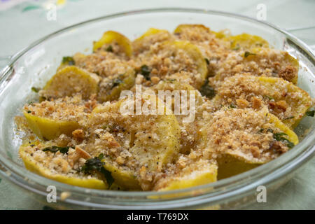 Gebackene Kartoffeln gratinéed in einem Glas Backform Stockfoto