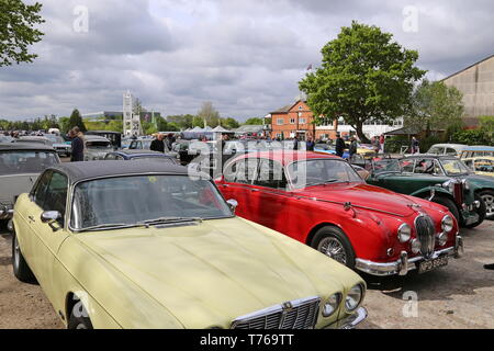 Jaguar XJ Coupé (1975) und Jaguar Mk2 3,8 (1966), British Marques Tag, den 28. April 2019, Brooklands Museum, Weybridge, Surrey, England, Großbritannien, Großbritannien Stockfoto