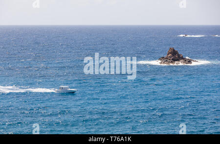 Power Boat aus Grand Fond mit einem kleinen Rock Island, St. Barts Stockfoto