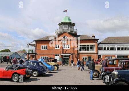 Clubhaus und Fahrerlager, British Marques Tag, den 28. April 2019, Brooklands Museum, Weybridge, Surrey, England, Großbritannien, Großbritannien, Europa Stockfoto