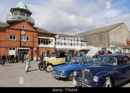 Clubhaus und Fahrerlager, British Marques Tag, den 28. April 2019, Brooklands Museum, Weybridge, Surrey, England, Großbritannien, Großbritannien, Europa Stockfoto