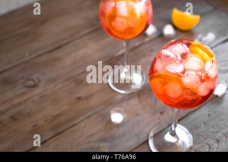 Aperol Spritz Cocktail in Gläser. Hausgemachten Cocktail mit Orangen und Eis. Stockfoto