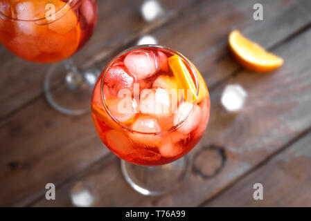 Aperol Spritz Cocktail in Gläser. Hausgemachten Cocktail mit Orangen und Eis. Stockfoto