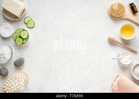 Natural Spa Hintergrund, Kopieren, flach. Organic spa kosmetische Produkte und natürliche Hautpflege Konzept auf Weiß. Stockfoto