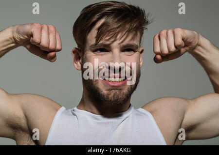 Macho Lächeln mit starken Armen in Weiß singlet Stockfoto