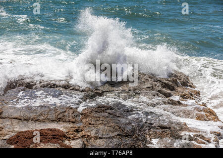 Ozean Wellen, die auf einem felsigen Ufer am Grand Fond in St. Barts Stockfoto