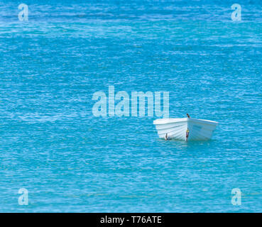 Kleine weiße Boot in einem blauen Meer sitzen Stockfoto