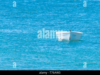 Kleine weiße Boot in einem blauen Meer sitzen Stockfoto