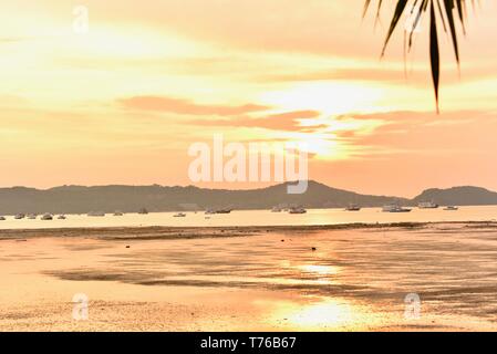 Flammenden Sonnenuntergang Marine über die Andamanen See in der Nähe von Rawai Beach in Phuket Stockfoto