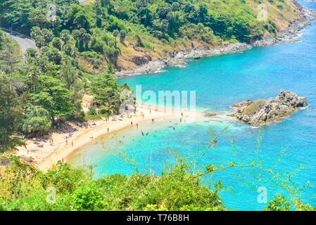 Nai Harn Beach von Windmühle Aussichtspunkt in Phuket, Thailand Stockfoto