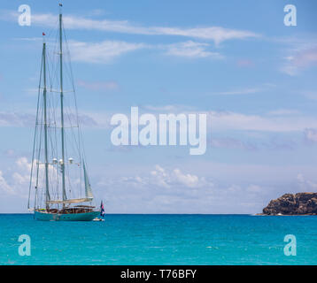 Große private Segel Yacht vor Anker aus Kochsalzlösung Strand, St. Barts Stockfoto