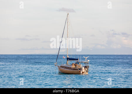 Kleine Segel Yacht vor Anker aus Shell Beach in St. Barts Stockfoto