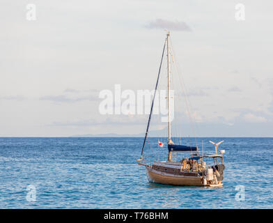 Kleine Segel Yacht vor Anker aus Shell Beach in St. Barts Stockfoto