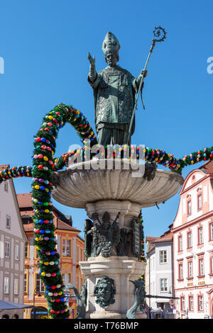 Eichstätt, Deutschland - 21. April: Traditionell eingerichtete Ostern Brunnen in Eichstätt, Deutschland am 21. April 2019. Foto vom Marktplatz genommen Stockfoto