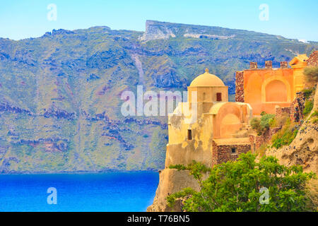 Venezianische Burg in Oia Santorini Insel und Caldera, blauen Meer in Griechenland Stockfoto