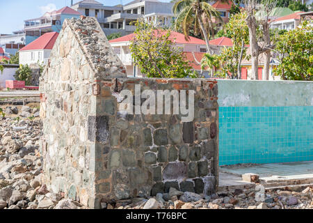 Eine bunte Darstellung von einem Segelboot auf Altholz in Gustavia, St. Barts Stockfoto