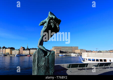 Der Mann und die Eagle Skulptur, Ostsee, Gamla Stan, Stockholm, Schweden, Europa Stockfoto