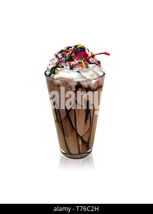 Schokolade Milchshake mit Kirschen und Sahne, auf weißem Hintergrund Stockfoto