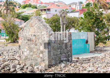 Ein altes Gebäude aus Stein, die teilweise in Gustavia gefallen ist, St. Barts Stockfoto