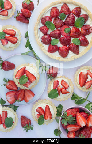 Erdbeer Sahne Torte von oben Stockfoto