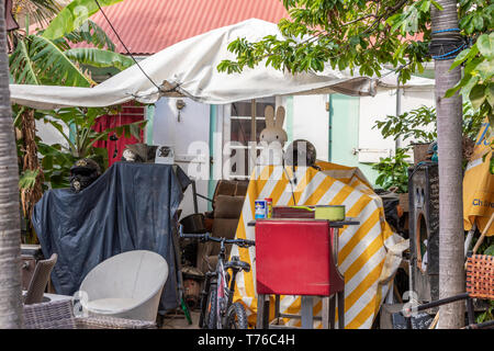 Ein Yard in Gustavia, St. Barts, die voll ist von Junk Stockfoto