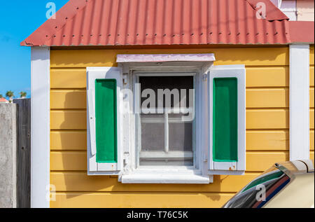 Detail Bild eines bunt bemalten Haus in Gustavia, St. Barts Stockfoto