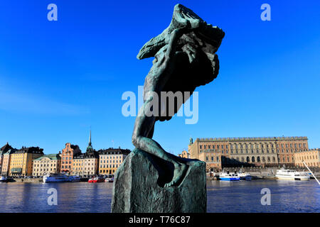 Der Mann und die Eagle Skulptur, Ostsee, Gamla Stan, Stockholm, Schweden, Europa Stockfoto