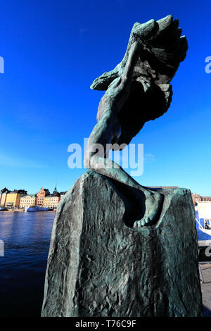 Der Mann und die Eagle Skulptur, Ostsee, Gamla Stan, Stockholm, Schweden, Europa Stockfoto