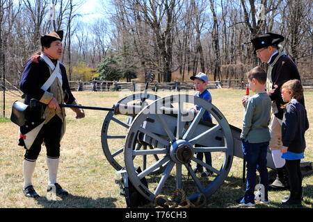 Eine reenactor eines Artilleristen der Kontinentalen Armee tut Artillerie Demonstration für Besucher im Jockey hohlen Historical Park während der jährlichen Lager Stockfoto