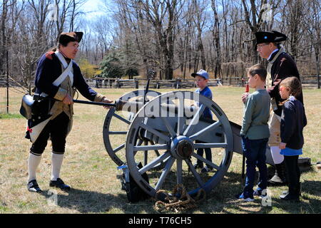 Eine reenactor eines Artilleristen der Kontinentalen Armee tut Artillerie Demonstration für Besucher im Jockey hohlen Historical Park während der jährlichen Lager Stockfoto