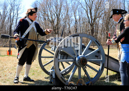 Eine reenactor eines Artilleristen der Kontinentalen Armee tut Artillerie Demonstration für Besucher im Jockey hohlen Historical Park während der jährlichen Lager Stockfoto