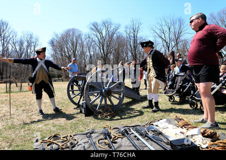 Eine reenactor eines Artilleristen der Kontinentalen Armee tut Artillerie Demonstration für Besucher im Jockey hohlen Historical Park während der jährlichen Lager Stockfoto