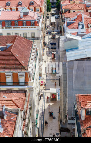 Luftaufnahme von Lissabon Innenstadt und Santa Justa Straße nach Sao Jorge Castle Hill von Panorama Plattform der Elevador de Santa Justa oder Miradouro de Sant Stockfoto