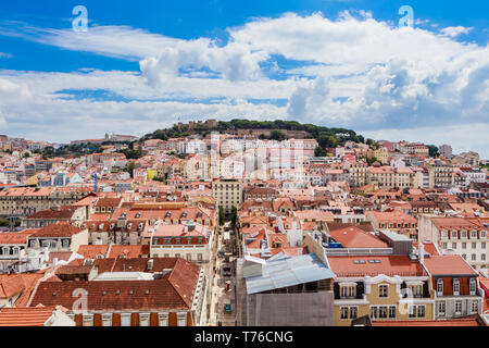 Luftaufnahme von Lissabon Innenstadt und Santa Justa Straße nach Sao Jorge Castle Hill von Panorama Plattform der Elevador de Santa Justa oder Miradouro de Sant Stockfoto