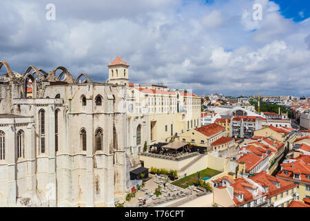 Blick auf die Carmo Kloster Convento da Ordem do Carmo und Quartel do Carmo, GNR National Guard Hauptsitz von der Terrasse der Aufzug Santa Justa. Stockfoto