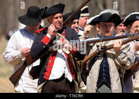 Reenactors der amerikanischen Armee laden ihre Musketen in Jockey hohlen Historical Park während der jährlichen Jockey hohlen Feldlager. New Jersey USA Stockfoto
