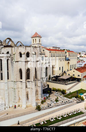 Blick auf die Carmo Kloster Convento da Ordem do Carmo und Quartel do Carmo, GNR National Guard Hauptsitz von der Terrasse der Aufzug Santa Justa. Stockfoto