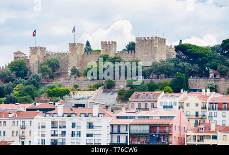 Saint George Schloss von Wohnhäusern der Alfama umgeben. Lissabon. Portugal Stockfoto