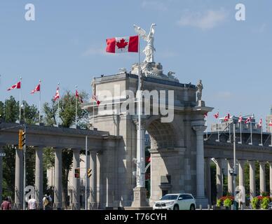 Kanadische Fahnen wehen vor dem Prince's Gate an der kanadischen nationalen Messegelände in Toronto, Ontario. Stockfoto