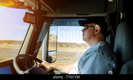 Lkw-Fahrer Big Truck Rechtsverkehr der Hände auf Big Truck Lenkrad Stockfoto