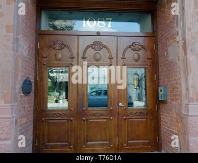 Eine eindrucksvolle hölzerne Eingangspforte in der Queen Street West, Toronto, Ontario. Stockfoto