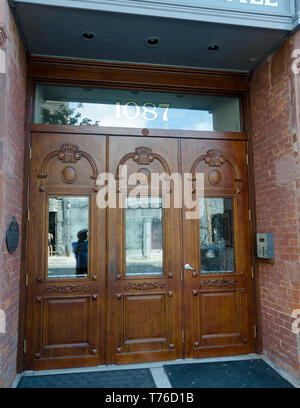 Eine eindrucksvolle hölzerne Eingangspforte in der Queen Street West, Toronto, Ontario. Stockfoto