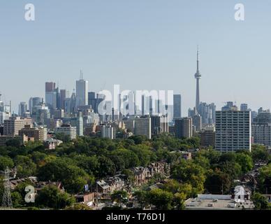 Der Blick auf die Innenstadt von Toronto, Ontario von der Casa Loma Schloss, Toronto, Kanada. Der CN Tower ist auf der rechten Seite. Stockfoto