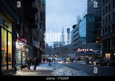 März 2017 Manhattan, NY Broadway Ave bei Sonnenuntergang. Der Blizzard macht die Nacht kalt und leer auf den Straßen. Stockfoto