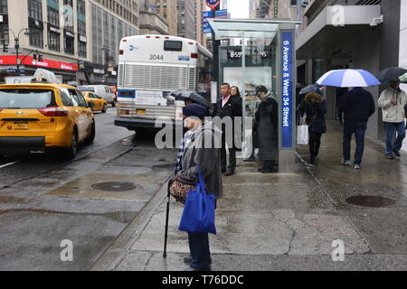 New York City, NY - 10. März 2017: Unbekannter indischen Frau, die versucht, die Straße in Manhattan, NY Kreuz Stockfoto