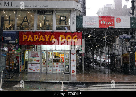 Papayas hund Fassade im Bradway Ave in Manhattan, NY Stockfoto