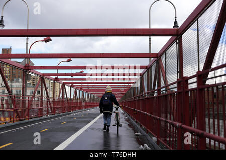 Nicht identifizierte Person ihr Fahrrad auf die Williamsburg Bridge in New York City, NY Stockfoto