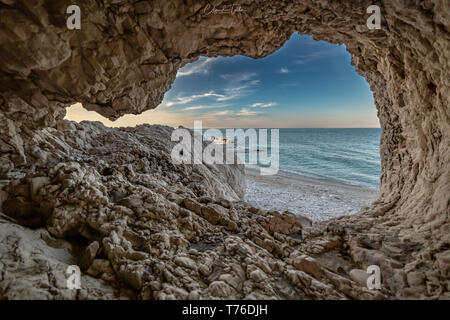 Schöne Meer aus der Höhle Stockfoto