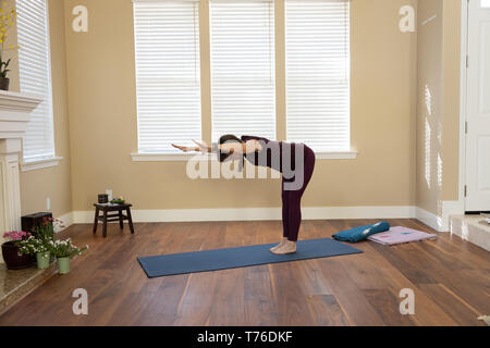 Yoga halb nach vorne beugen Stockfoto
