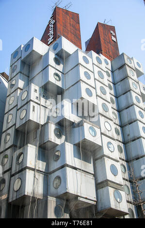 Tokio, Japan - April 2019: Nakagin Capsule Tower Building, Tokio, 1972 erbaut und von dem japanischen Architekten Kisho Kurokawa konzipiert Stockfoto